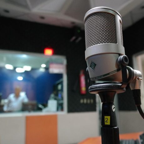 microphone-1562354_640